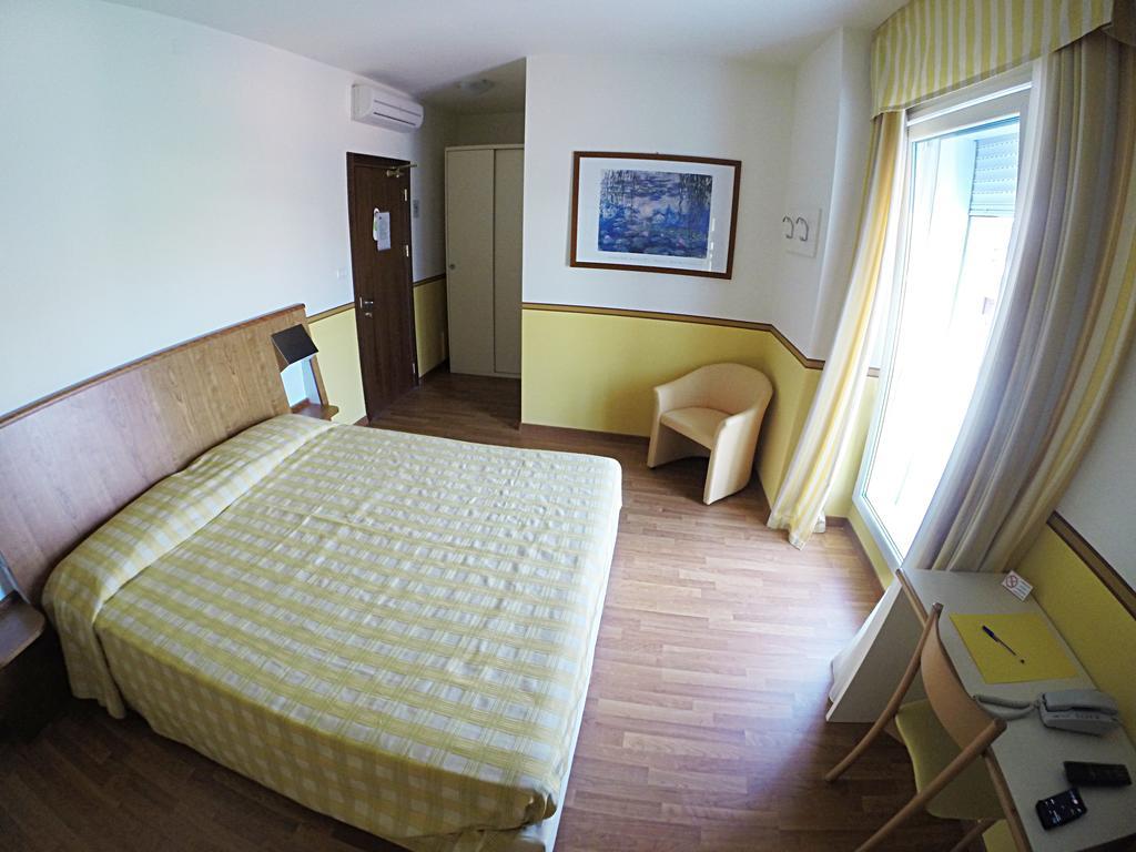 Hotel Romeo Torri Del Benaco Δωμάτιο φωτογραφία